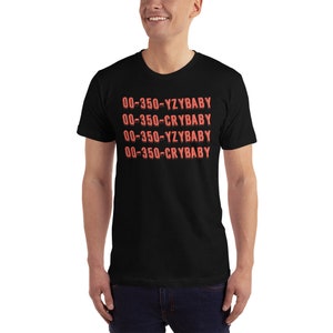 Peut inclure: T-shirt noir avec le texte "00-350-YZBABY 00-350-CRYBABY 00-350-YZBABY 00-350-CRYBABY" imprim&eacute; en rouge.