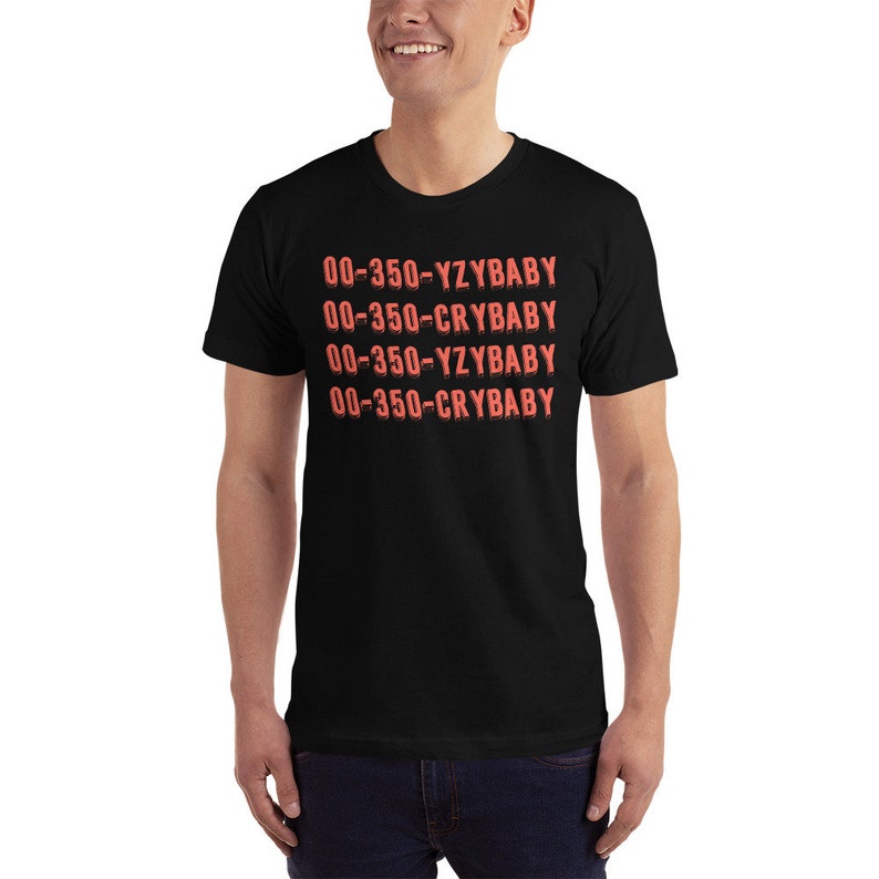 Peut inclure: T-shirt noir avec le texte "00-350-YZBABY 00-350-CRYBABY 00-350-YZBABY 00-350-CRYBABY" imprim&eacute; en rouge.