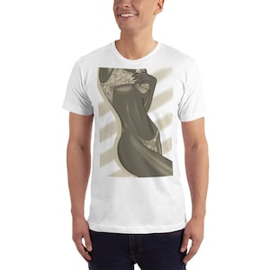 Puede incluir: Una camiseta blanca con un estampado gr&aacute;fico de una mujer en traje de ba&ntilde;o. La mujer se muestra desde la cintura hacia arriba y mira hacia la derecha. El fondo es de color beige claro con rayas diagonales.