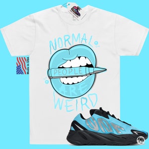 Yeezy Boost 700 MNVN Bright Cyan Match Shirt "Normale mensen zijn raar" afbeelding 3