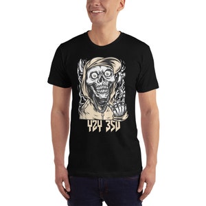 Puede incluir: Camiseta negra con un gr&aacute;fico de una calavera con capucha y haciendo el dedo medio. El texto "424 35U" est&aacute; impreso debajo de la calavera.