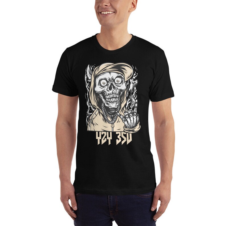 Puede incluir: Camiseta negra con un gr&aacute;fico de una calavera con capucha y haciendo el dedo medio. El texto "424 35U" est&aacute; impreso debajo de la calavera.