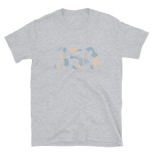 K&ouml;nnte beinhalten: Ein graues T-Shirt mit kurzen &Auml;rmeln und einem abstrakten Design in Blau und Orange, auf dem vorne "350" steht.