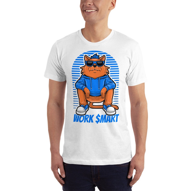 Op de afbeelding: Wit T-shirt met een cartoonkat die een zonnebril en een blauwe hoodie draagt. De kat zit met gekruiste benen en de tekst "WORK $MART" staat onder de kat.