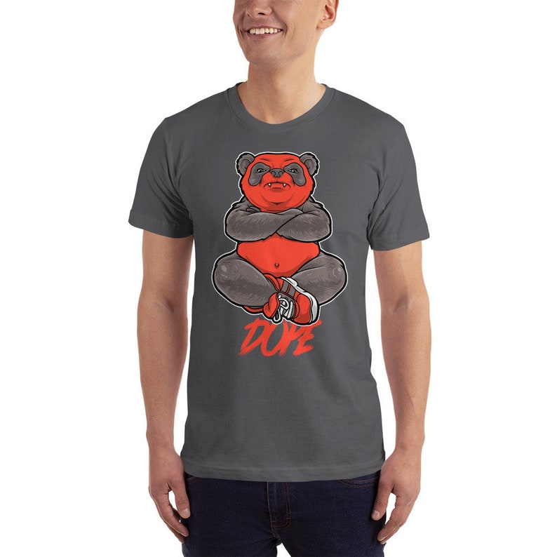 Może przedstawiać: Szary t-shirt z nadrukiem czerwono-czarnego pandz z butami sportowymi. Panda siedzi z założonymi rękami, a pod nim widnieje napis "DOPE".