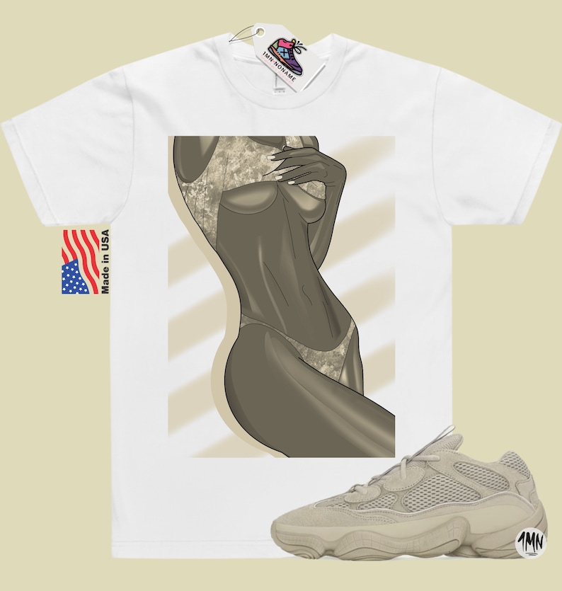 Puede incluir: Una camiseta blanca con un gr&aacute;fico de una mujer en traje de ba&ntilde;o. La camiseta se combina con un par de zapatillas beige con una parte superior de malla y una suela gruesa. Las zapatillas tienen una etiqueta negra con el texto "1MN" en el lateral.