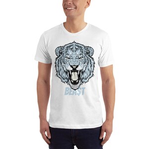 Peut inclure: T-shirt blanc avec une illustration bleue et noire d'une t&ecirc;te de lion avec le mot "BEAST" imprim&eacute; en dessous.