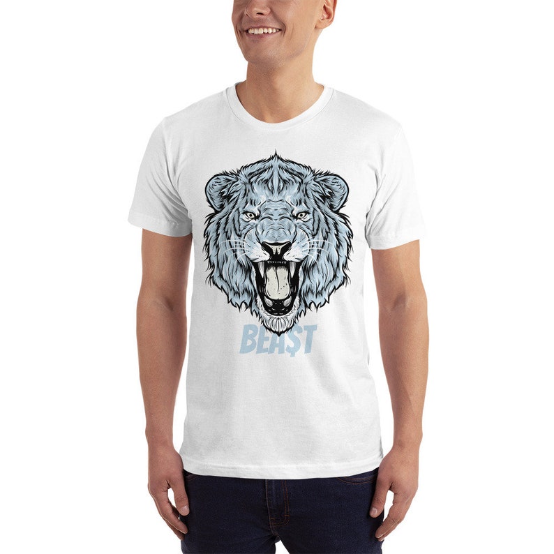Peut inclure: T-shirt blanc avec une illustration bleue et noire d'une t&ecirc;te de lion avec le mot "BEAST" imprim&eacute; en dessous.