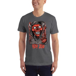 Może przedstawiać: Szary t-shirt z czerwoną i czarną ilustracją czaszki w kapturze, kt&oacute;ra pokazuje znak pokoju. Pod czaszką nadrukowany jest tekst "424 350".