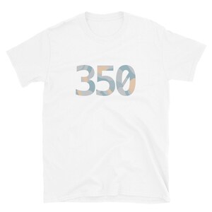 K&ouml;nnte beinhalten: Wei&szlig;es T-Shirt mit der Nummer 350, die in einem blauen und orangefarbenen Tarnmuster gedruckt ist.