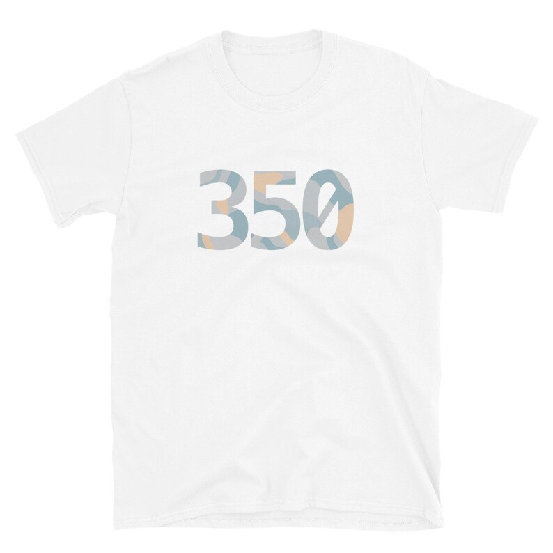 K&ouml;nnte beinhalten: Wei&szlig;es T-Shirt mit der Nummer 350, die in einem blauen und orangefarbenen Tarnmuster gedruckt ist.