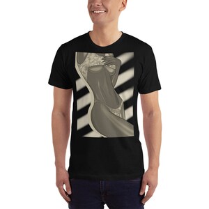 Puede incluir: Camiseta negra con un estampado gr&aacute;fico de una mujer en traje de ba&ntilde;o. El gr&aacute;fico est&aacute; en tonos grises y blancos y presenta un fondo a rayas.