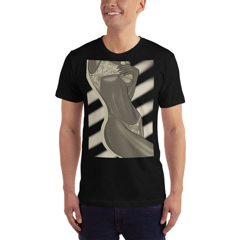 Puede incluir: Camiseta negra con un estampado gr&aacute;fico de una mujer en traje de ba&ntilde;o. El gr&aacute;fico est&aacute; en tonos grises y blancos y presenta un fondo a rayas.