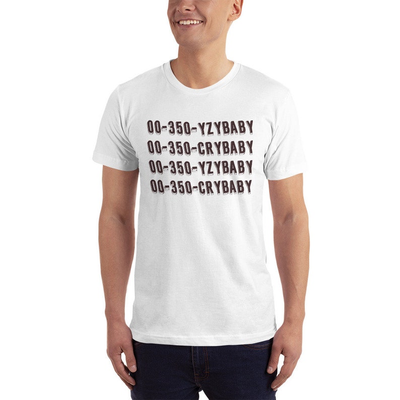 Puede incluir: Camiseta blanca con el texto "00-350-YZBABY 00-350-CRYBABY 00-350-YZBABY 00-350-CRYBABY" impreso en negro.