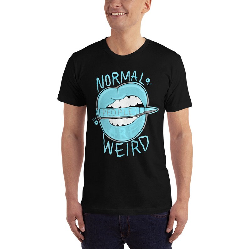 Op de afbeelding: Zwart T-shirt met een blauwe cartoonmond met een kleurpotlood waarop "people are weird" staat. De tekst boven de mond zegt "normal."