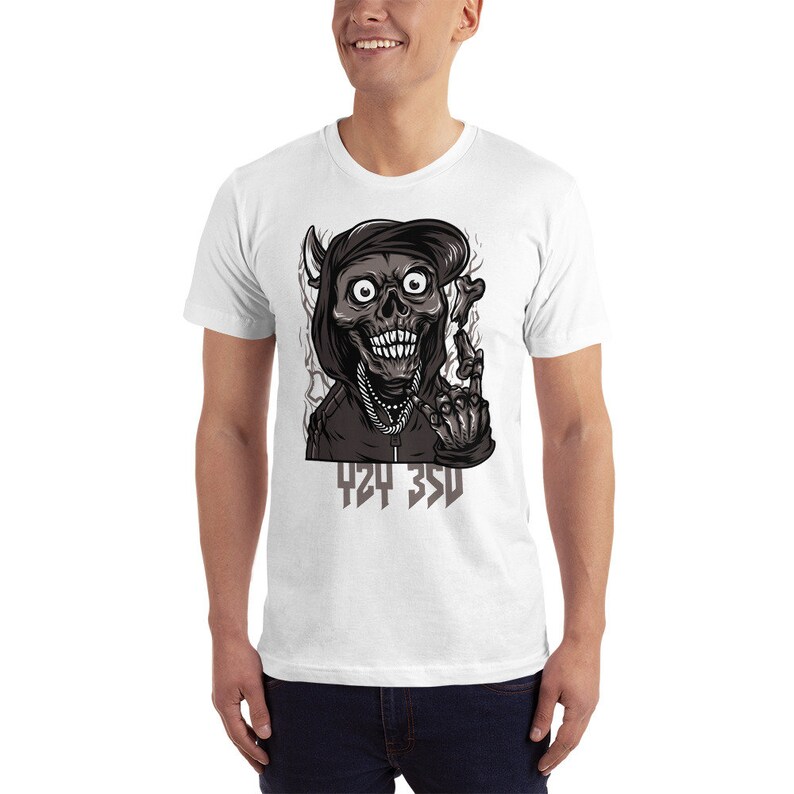 Puede incluir: Camiseta blanca con un gr&aacute;fico de una calavera con capucha y una gorra de b&eacute;isbol. La calavera est&aacute; haciendo un gesto con la mano y el texto "424 350" est&aacute; debajo de la calavera.