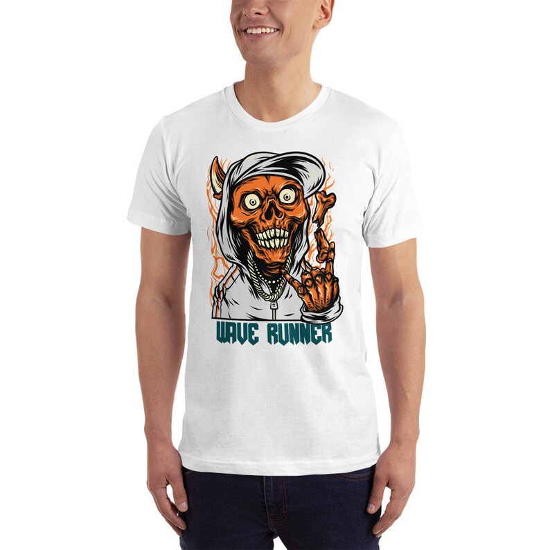 Puede incluir: Camiseta blanca con un gr&aacute;fico de una calavera con una sudadera con capucha y una cadena. La calavera es naranja y tiene una sonrisa diab&oacute;lica. El texto "WAVE RUNNER" est&aacute; impreso debajo de la calavera.