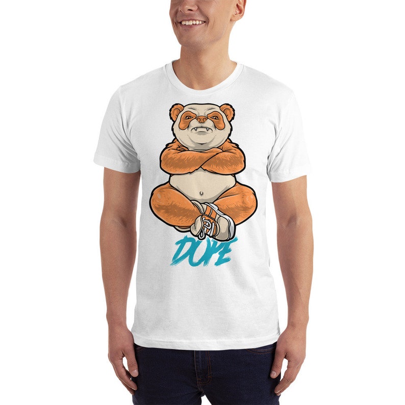 Puede incluir: Camiseta blanca con una ilustraci&oacute;n de dibujos animados de un panda naranja con zapatillas y la palabra "DUDE" en azul.