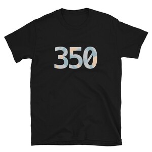 K&ouml;nnte beinhalten: Schwarzes T-Shirt mit der Zahl 350, die in einem blauen und orangenen Tarnmuster gedruckt ist.