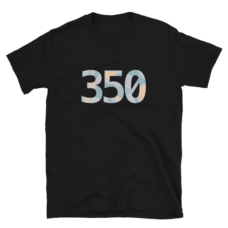 K&ouml;nnte beinhalten: Schwarzes T-Shirt mit der Zahl 350, die in einem blauen und orangenen Tarnmuster gedruckt ist.