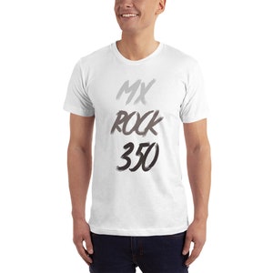 Puede incluir: Camiseta blanca con un gr&aacute;fico negro y gris que dice "MX ROCK 350".