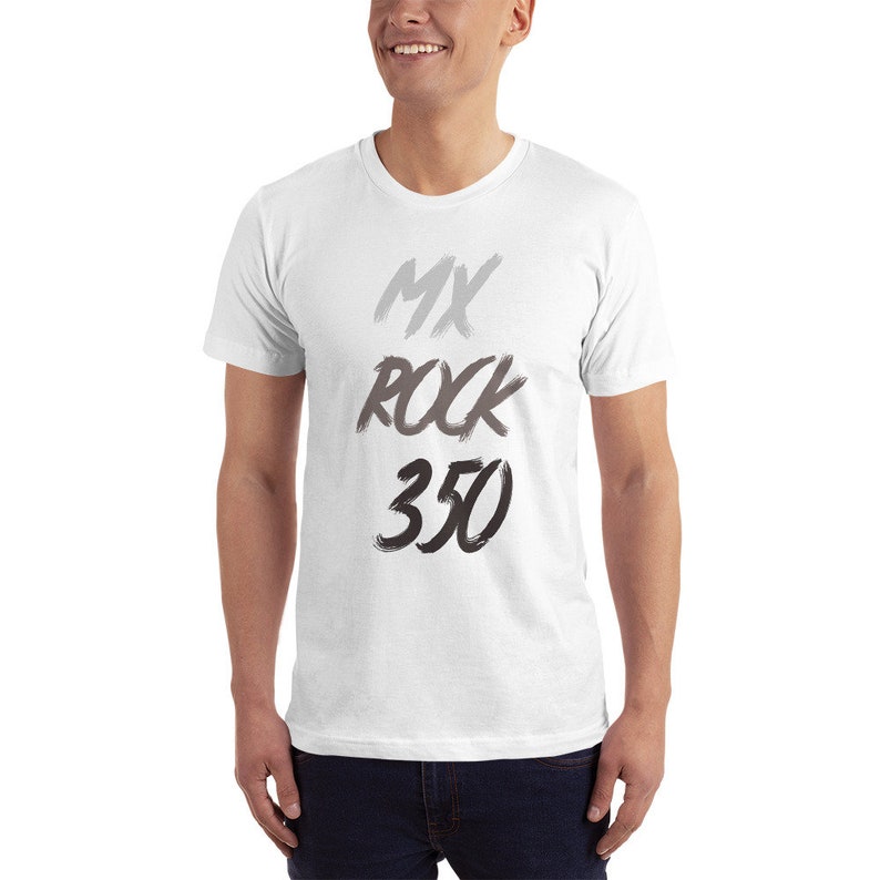 Puede incluir: Camiseta blanca con un gr&aacute;fico negro y gris que dice "MX ROCK 350".