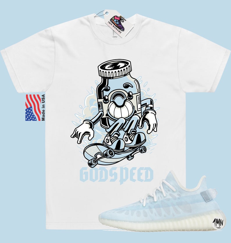 K&ouml;nnte beinhalten: Wei&szlig;es T-Shirt mit einer Cartoon-Illustration einer Pillenflasche, die Skateboard f&auml;hrt, mit dem Text "GODSPEED". Ein Paar hellblaue und wei&szlig;e Turnschuhe sind ebenfalls abgebildet.