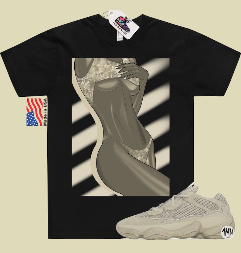 Puede incluir: Camiseta negra con un gr&aacute;fico de una mujer en traje de ba&ntilde;o, con un par de zapatillas beige con parte superior de malla y suela gruesa.