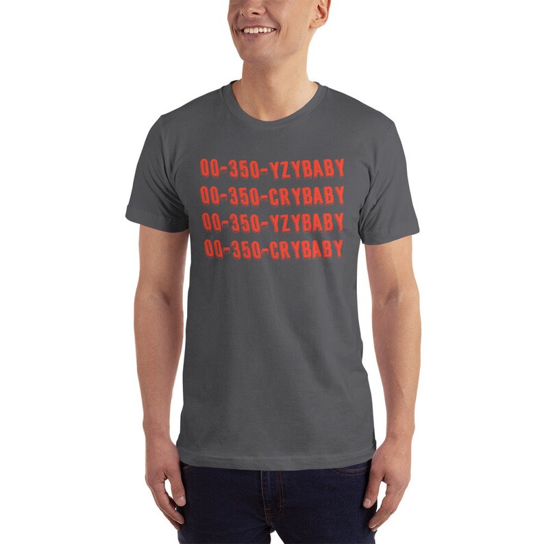 Peut inclure: Un t-shirt gris fonc&eacute; avec le texte "00-350-YZBABY 00-350-CRYBABY 00-350-YZBABY 00-350-CRYBABY" imprim&eacute; en rouge.