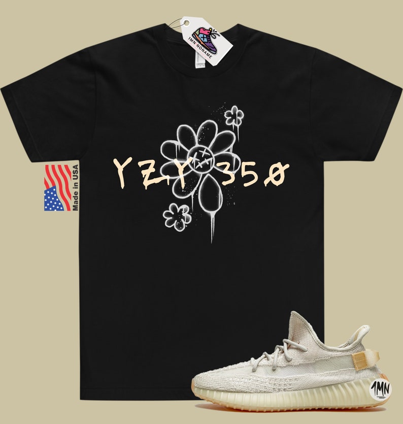 Pode incluir: Camiseta preta com um gr&aacute;fico branco de uma flor e o texto "YZY 350". Um par de t&ecirc;nis bege claro com sola marrom.