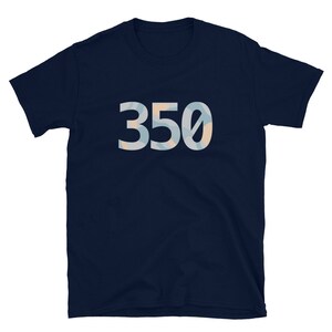 K&ouml;nnte beinhalten: Ein marineblaues T-Shirt mit der Zahl 350 in Wei&szlig; mit einem hellblauen und pfirsichfarbenen Muster.