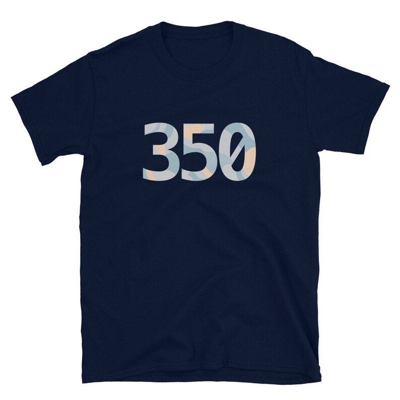 K&ouml;nnte beinhalten: Ein marineblaues T-Shirt mit der Zahl 350 in Wei&szlig; mit einem hellblauen und pfirsichfarbenen Muster.