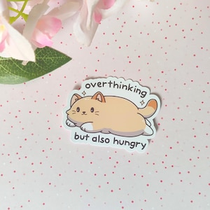 Sticker overdenkende maar ook hongerige kat – vinylsticker Cute Chubby Kitty | Kawaii-humorsticker geestelijke gezondheid voor laptops, tijdschriften