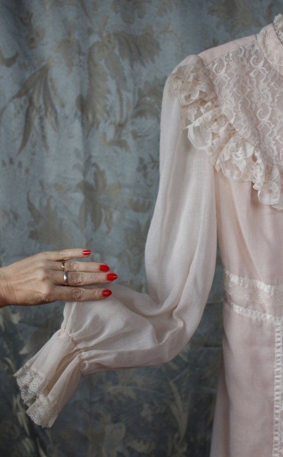 Charming lace Vintage boho 70s maxi dress, gunne … - image 9