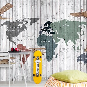Fondo de pantalla de mapa del mundo: impresión multicolor sobre textura de madera blanca