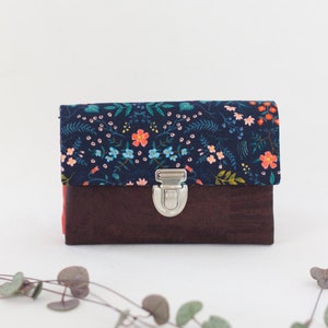 Kleines Portemonnaie aus Kork, mit Reißverschluss, Damen, Blumen, Streublumen,blau, vegan