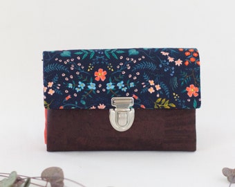 Small wallet made of cork, with zipper, women, flowers, scattered flowers, blue, vegan