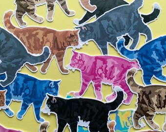 Puede incluir: Una colección de pegatinas de gatos coloridos con diferentes razas y patrones. Las pegatinas están impresas en papel blanco y tienen un acabado brillante.
