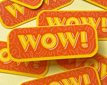 Puede incluir: Un conjunto de pegatinas rectangulares naranjas con la palabra "WOW!" en amarillo, delineada en blanco. Las pegatinas tienen un patrón decorativo y un signo de exclamación. El fondo es amarillo claro.
