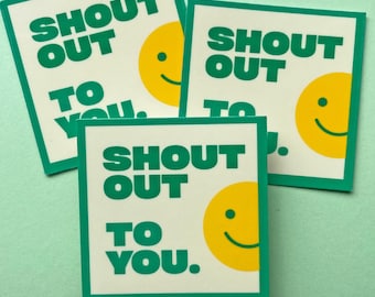Puede incluir: Tres pegatinas cuadradas verdes y blancas con una carita sonriente amarilla y el texto "Shout Out To You."