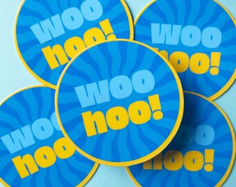 Puede incluir: Cinco pegatinas redondas azules y amarillas con el texto "Woo hoo!" en fuente amarilla sobre fondo azul.
