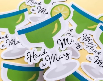 Puede incluir: Un conjunto de pegatinas con un vaso de margarita verde con una rodaja de lima y el texto "Hand Me a Marg".