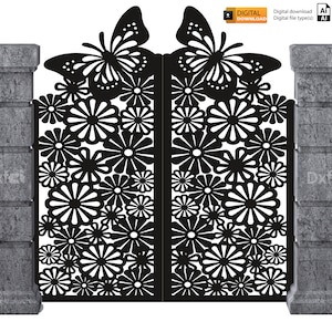 Può includere: Design di cancello in metallo nero con un motivo floreale e farfalla. Il cancello è fiancheggiato da due pilastri in pietra grigia.