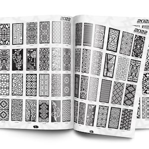 Pu&ograve; includere: Un catalogo di design tagliati al laser per schermi decorativi del 2022. I design sono disposti in righe e colonne su uno sfondo bianco. I design sono in bianco e nero e presentano una variet&agrave; di motivi geometrici e floreali.