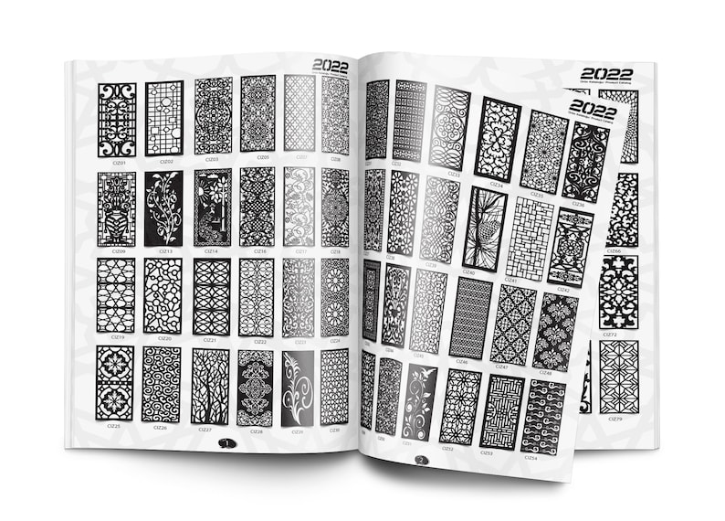 Pu&ograve; includere: Un catalogo di design tagliati al laser per schermi decorativi del 2022. I design sono disposti in righe e colonne su uno sfondo bianco. I design sono in bianco e nero e presentano una variet&agrave; di motivi geometrici e floreali.