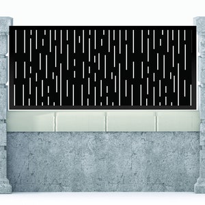 Pu&ograve; includere: Un pannello di recinzione in metallo nero con un design a lamelle verticali, montato su un muro di cemento con pilastri in pietra.