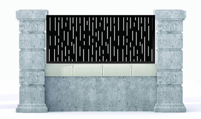 Pu&ograve; includere: Un pannello di recinzione in metallo nero con un design a lamelle verticali, montato su un muro di cemento con pilastri in pietra.