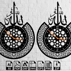 Op de afbeelding: Zwarte en witte klok met Arabische kalligrafie die "Allah" leest en een geometrisch patroon. De klok heeft Romeinse cijfers en is omgeven door een decoratieve rand. De klok bevindt zich op een witte bakstenen muur.