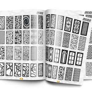 Pu&ograve; includere: Un catalogo di design tagliati al laser 2022 per schermi e cancelli in metallo. I design sono disposti in righe e colonne su uno sfondo bianco. I design sono tutti in bianco e nero e presentano una variet&agrave; di motivi geometrici e floreali. Il catalogo &egrave; intitolato "Design tagliati al laser 2022".