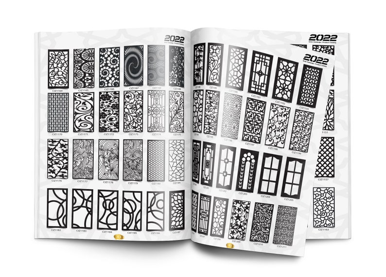 Pu&ograve; includere: Un catalogo di design tagliati al laser 2022 per schermi e cancelli in metallo. I design sono disposti in righe e colonne su uno sfondo bianco. I design sono tutti in bianco e nero e presentano una variet&agrave; di motivi geometrici e floreali. Il catalogo &egrave; intitolato "Design tagliati al laser 2022".